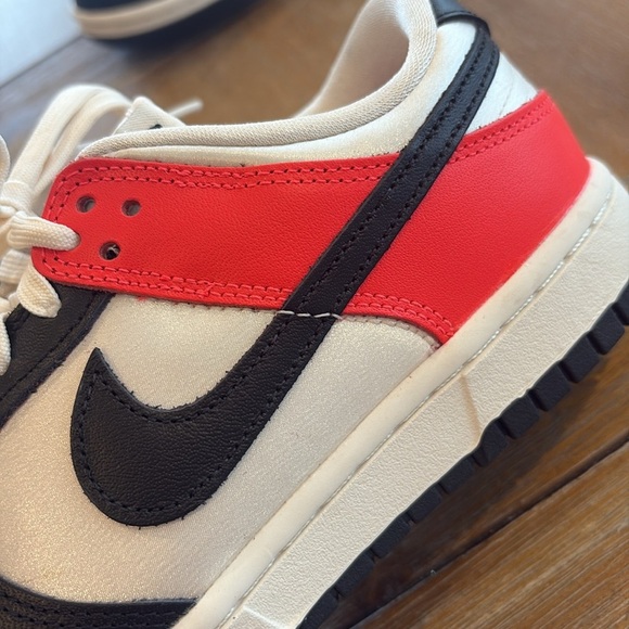 Nike Low Dunks SE Bright Crimson/Pale Ivory/Black - Picture 8 of 8